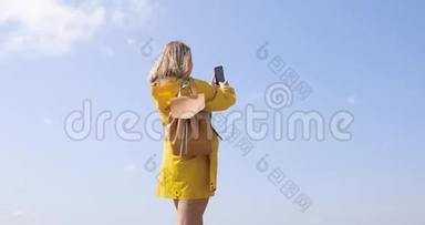 女士在山上拍照，智能手机拍照，<strong>风景</strong>优美，自然背景，<strong>欣赏风景</strong>